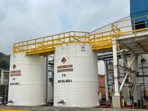 ¿Que es el plástico reforzado con fibra de vidrio? 11 Pasarelas y barandales en con perfilería pultruida en poliéster reforzado con fibra de vidrio PRFV