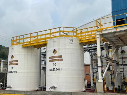 El plástico reforzado con fibra de vidrio PRFV en la industria 2 Tanques plásticos reforzados en fibra de vidrio PRFV 65.345 litros para agua de las torres de enfriamiento.