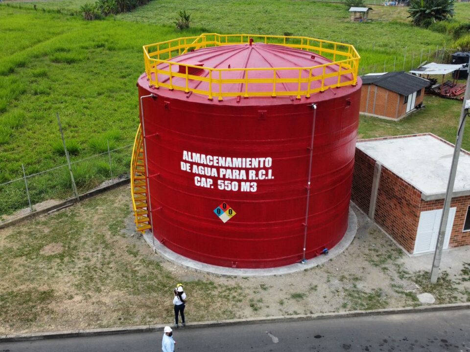 Tanque en plástico reforzado con fibra de vidrio PRFV para almacenamiento de agua red contra incendios y estructuras pultruidas en fibra de vidrio.